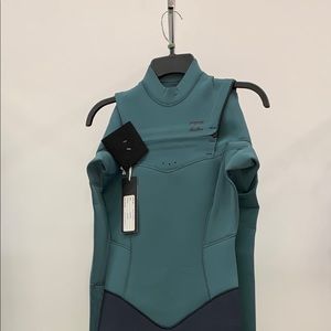 Billabong BRAND NEW wetsuit size 6. New with tag.